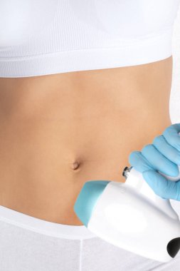 Bir kadının vücudunda epilasyon tüy çıkarma prosedürü. Güzellik uzmanı bir güzellik salonunda bacağının alt kısmında lazer gençleştirme yapıyor. İstenmeyen vücut kılları alınıyor. Donanım ipl kozmetolojisi