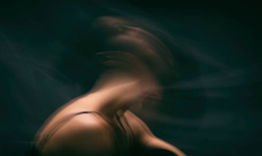 Bir kadının fotoğrafı, çifte çekim. Bipolar beyin rahatsızlığı ve zihinsel sağlık fonksiyonu