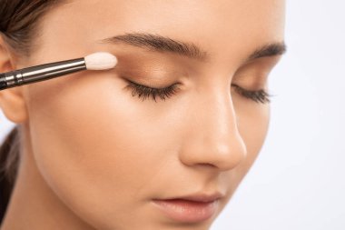 Güzel makyajlı, uzun kirpikli ve sağlıklı ciltli bir kızın portresi. Makyaj ve kozmetoloji kavramı.