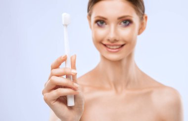 Güzel genç bir kadın dişlerini fırçalıyor. Günlük sözlü bakım.