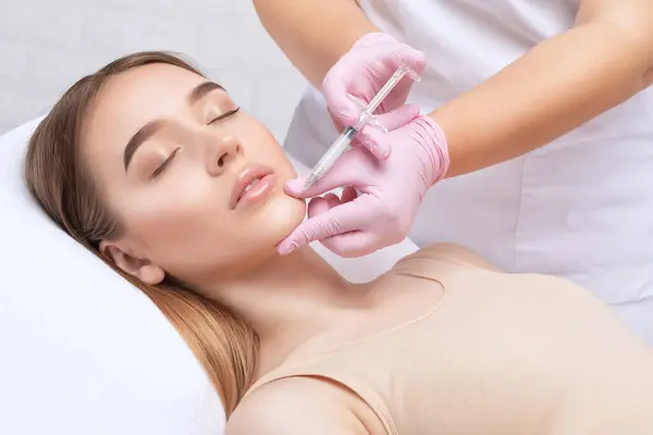 Cosmetologue Fait Rajeunissant Rides Injections Sur Visage Une Belle Femme Images De Stock Libres De Droits