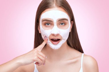 Güzellik uzmanı cildini tazelemek için kadın maskesi yapıyor. Yüz ve vücuttaki sorunlu cildin kozmetoloji tedavisi.