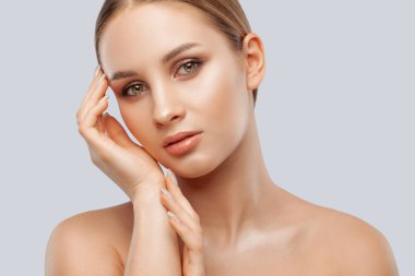 Sağlıklı ve güzel makyajlı çekici bir kızın portresi. Estetik kozmetoloji ve makyaj konsepti.