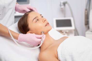 Sivilcelere ve siyah noktalara karşı yüzde prosedür mikro dermabrüksiyon. Güzellik salonunda kadın kozmetolojisi.