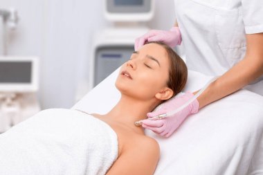 Yüzünde ve boynunda sivilce ve siyah noktalara karşı prosedür mikro dermabrüksiyon. Güzellik salonunda kadın kozmetolojisi.