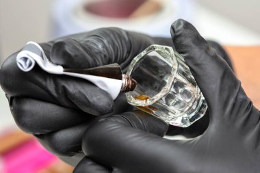 Kaşların uzun süreli stili. Makyöz, boyayı oksitleyiciyle karıştırıyor. Kaş kaplaması. Profesyonel makyaj ve yüz bakımı..