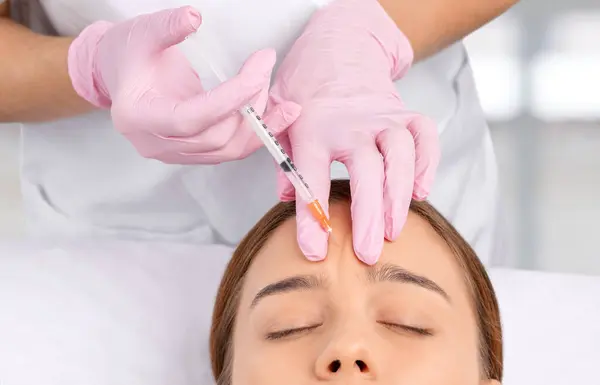 Kosmetolog Wykonuje Odmładzające Zastrzyki Przeciwzmarszczkowe Twarzy Pięknej Kobiety Kosmetologia Estetyczna Zdjęcie Stockowe