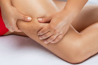 Masör bacaklara, kalçalara, kalçalara ve kalçalara antiselülit masajı yapıyor. Aşırı kilolu tedavi, vücut heykeli. Kozmetik ve masaj konsepti..