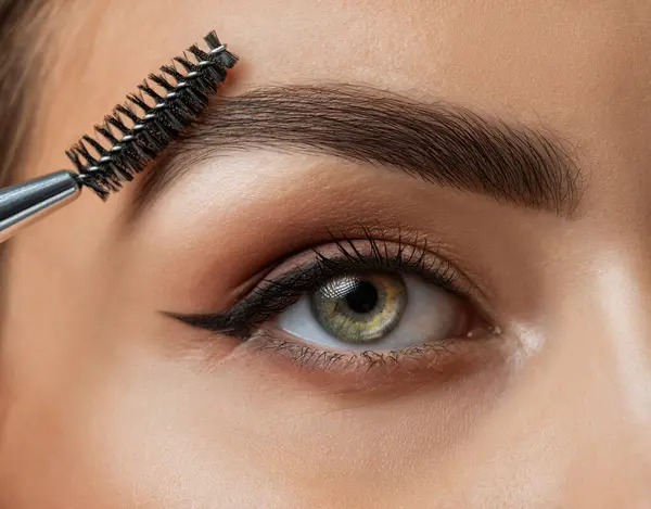 Kaşların uzun ömürlü şekli ve kaşların rengi. Kaş kaplaması. Profesyonel makyaj ve yüz bakımı..