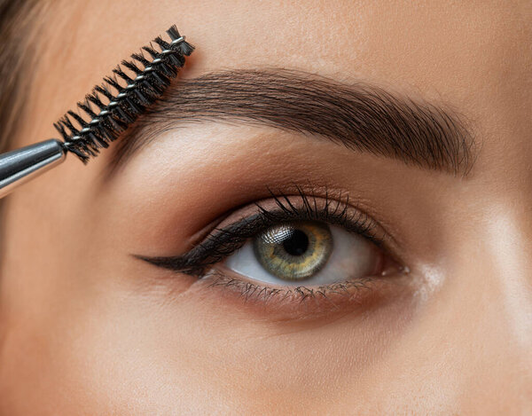 Долговременная укладка бровей и цвет бровей. Ламинирование бровей. профессиональный макияж и уход за лицом.