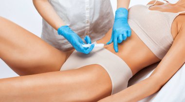 Epilasyon, kadın vücudunda kıl çıkarma prosedürü. Güzellik uzmanı bir güzellik salonunda lazer gençleştirme yapıyor. İstenmeyen vücut kılları alınıyor. Donanım ipl kozmetolojisi