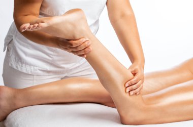 Masör anti-selülit masajını spa 'daki bacaklar için yapar. Aşırı kilolu tedavi, vücut heykeli. Kozmetik ve masaj konsepti..