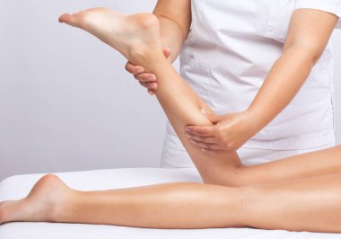 Masör anti-selülit masajını spa 'daki bacaklar için yapar. Aşırı kilolu tedavi, vücut heykeli. Kozmetik ve masaj konsepti..