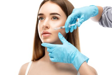 Kozmetik uzmanı, güzel bir kadının burun kıvrımlarında dudak büyütme ve kırışıklık önleyici iğneler yapar. Güzellik salonunda kadın kozmetolojisi.