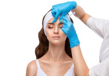 Kozmetik uzmanı, güzel bir kadının burun kıvrımlarında dudak büyütme ve kırışıklık önleyici iğneler yapar. Güzellik salonunda kadın kozmetolojisi.