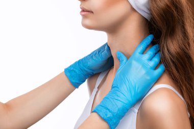 Bir endokrinolog, genç bir kızdaki büyümüş tiroid bezini inceliyor. Tiroid genişlemesinin tedavisi ve önlenmesi.