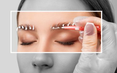 Makyaj sanatçısı uzun süreli kaş stili yapar ve kaşlarını boyar. Kaş kaplaması. Profesyonel makyaj ve yüz bakımı..