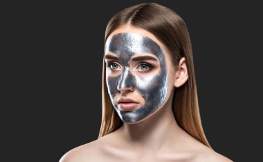 Güzellik uzmanı cildini tazelemek için kadın maskesi yapıyor. Yüz ve vücuttaki sorunlu cildin kozmetoloji tedavisi.