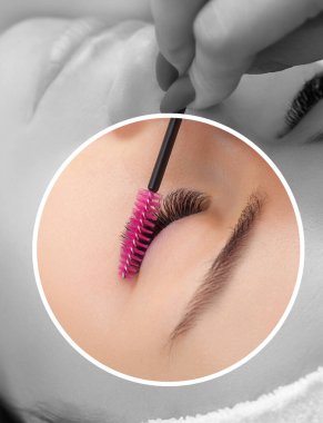 Güzellik salonunda uzun kirpikleri olan güzel bir kadın. Kirpik uzatma prosedürü. Kırbaçlar yakın.