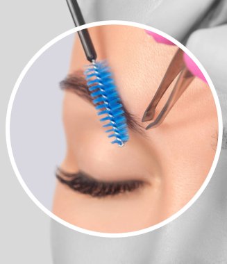 Güzellik salonunda kalın kaşları olan güzel bir kadının kalıcı makyajı. Yakından bir güzellik uzmanı kaş dövmesi yapıyor..