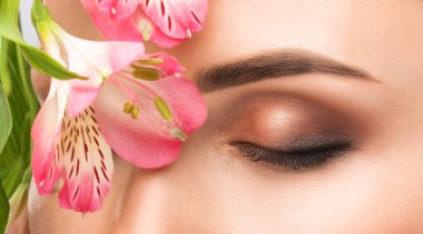 Makyaj sanatçısı uzun süreli kaş stili yapar ve kaşlarını boyar. Kaş kaplaması. Profesyonel makyaj ve yüz bakımı..