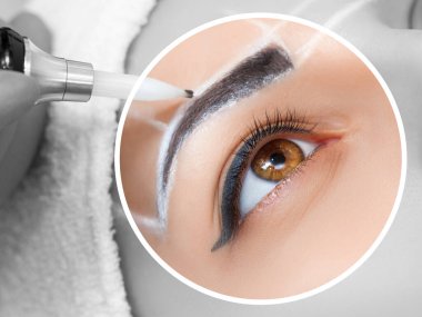 Güzellik salonunda kalın kaşları olan güzel bir kadının kalıcı makyajı. Yakından bir güzellik uzmanı kaş dövmesi yapıyor. Makyaj ve Kozmetoloji kavramı.