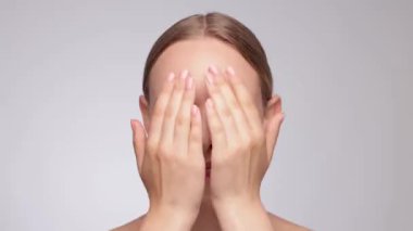 Çekici, sağlıklı ciltli ve güzel makyajlı bir kız. Estetik kozmetoloji ve makyaj konsepti.