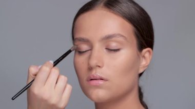 Makyöz göz farı kullanıyor. Estetik kozmetik ve makyaj konsepti..