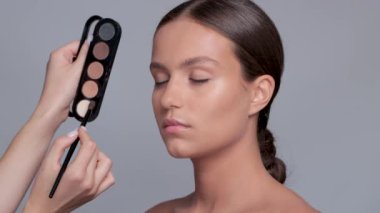 Makyöz göz farı kullanıyor. Estetik kozmetik ve makyaj konsepti..