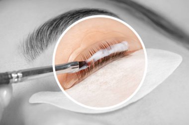 Makyöz, güzellik salonunda güzel bir kadına kirpik boyama ve kaplama prosedürünü uyguluyor. Kirpik uzantıları. Kirpik kaldırılıyor.