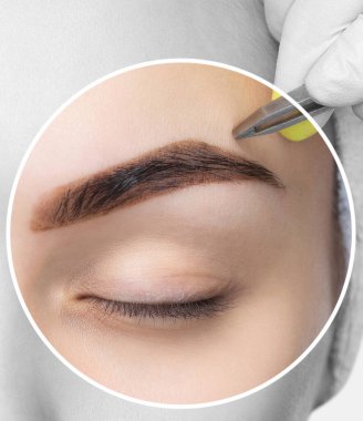 Makyöz beyaz kaş kalemiyle işaret yapar ve kaşlarına boya sürer. Profesyonel makyaj ve yüz bakımı..