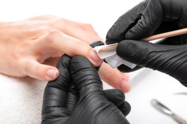 Manikürcü, kuaförde tırnak etlerini söker. Profesyonel el bakımı..