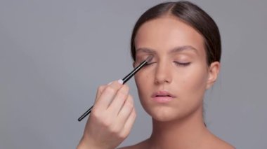 Makyöz göz farı kullanıyor. Estetik kozmetik ve makyaj konsepti..
