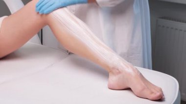 Bir kadının vücudunda epilasyon tüy çıkarma prosedürü. Güzellik uzmanı bir güzellik salonunda lazer gençleştirme yapıyor. İstenmeyen vücut kılları alınıyor. Donanım ipl kozmetolojisi