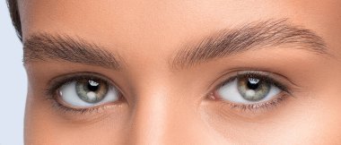 Makyaj sanatçısı uzun süreli kaş stili yapar ve kaşlarını boyar. Kaş kaplaması. Profesyonel makyaj ve yüz bakımı..