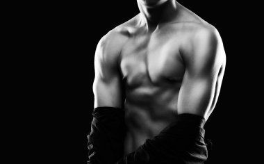 Spor salonunda spor yapan zayıf kaslı bir adamın silueti. Spor ve sağlıklı yaşam tarzı.