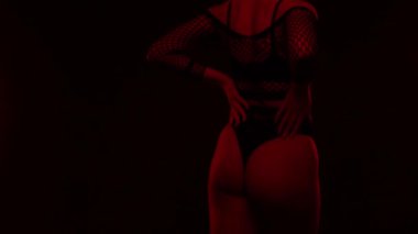 Siyah arka planda siyah seksi iç çamaşırları olan güzel bir kız vücudu. Genç, şehvetli, narin bir kız bir yetişkin oyuncağı tutuyor. Seksi vücut, çıplaklığı kapat