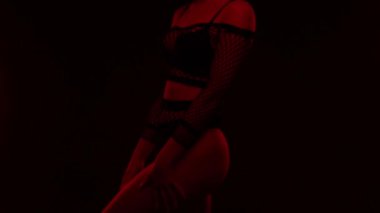 Siyah arka planda siyah seksi iç çamaşırları olan güzel bir kız vücudu. Seksi vücut, kapat.