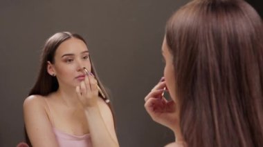 Güzel, güzel, taze makyajlı ve sağlıklı cilt pudralı güzel bir kız. Profesyonel makyaj konsepti