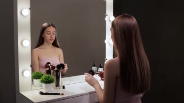 Güzel, güzel, taze makyajlı ve sağlıklı cilt pudralı güzel bir kız. Profesyonel makyaj konsepti