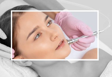 Kozmetik uzmanı, güzellik salonundaki güzel bir kızın yüzünün mikro cilt bakımını yapıyor. Kozmetoloji ve profesyonel cilt bakımı..