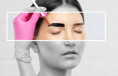 Makyaj sanatçısı kaşlar için beyaz kalemle işaretler yapar ve kaşları boyar. Profesyonel makyaj ve yüz bakımı.