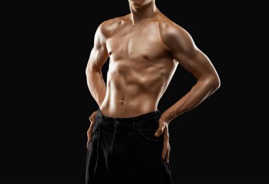 Spor salonunda spor yapan zayıf kaslı bir adamın silueti. Spor ve sağlıklı yaşam tarzı.