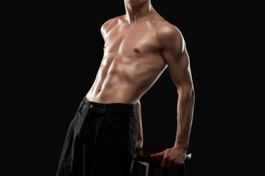 Spor salonunda spor yapan zayıf kaslı bir adamın silueti. Spor ve sağlıklı yaşam tarzı.