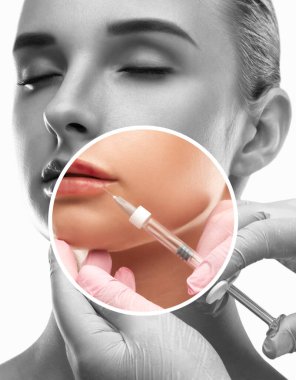 Kozmetik uzmanı, güzel bir kadının burun kıvrımlarında dudak büyütme ve kırışıklık önleyici iğneler yapar. Güzellik salonunda kadın kozmetolojisi.