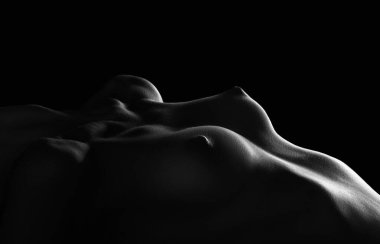 Siyah arka planda güzel çıplak kadın vücudu. Siyah iç çamaşırlı, narin, genç bir kız. Seksi vücut, çıplaklığı kapat.