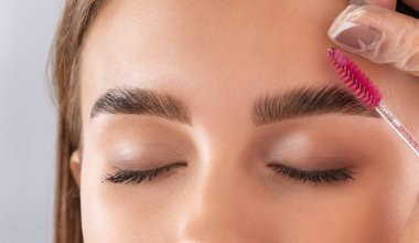 Makyaj sanatçısı kaşların uzun süreli stilini yapar ve kaşlarını boyar. Kaş kaplaması. Profesyonel makyaj ve yüz bakımı..