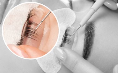 Makyöz, güzellik salonunda güzel bir kadına kirpik boyama ve kaplama prosedürünü uyguluyor. Kirpik uzantıları. Kirpikleri yakın çekim.