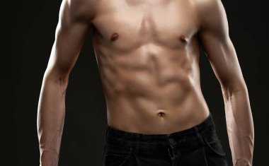 Spor salonunda spor yapan zayıf kaslı bir adamın silueti. Spor ve sağlıklı yaşam tarzı.