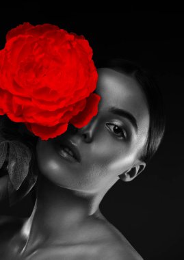 Sağlıklı ve güzel makyajlı çekici bir kızın portresi. Estetik kozmetik ve makyaj konsepti. Elinde bir çiçek tutuyor..